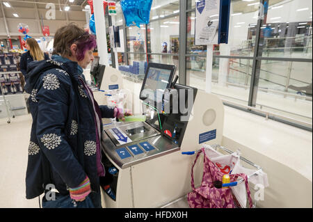 Supermarktkasse: ein Frau-Shopper mit der SB-Kasse in der Tesco-Supermarkt-Superstore, Aberystwyth Wales UK (am Tag Eröffnung des Ladens 24. November 2016) Stockfoto