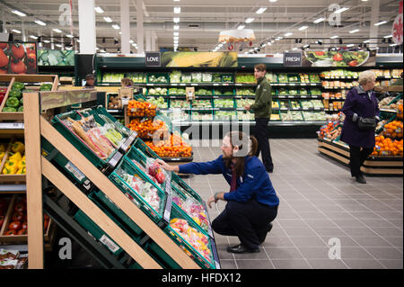Menschen, die Arbeiten im Bereich Obst und Gemüse von Tesco Supermarkt Superstore, Aberystwyth Wales UK (am Tag Eröffnung des Ladens 24. November 2016) Stockfoto