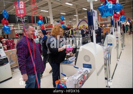 Supermarktkasse: ein Frau-Shopper mit der SB-Kasse in der Tesco-Supermarkt-Superstore, Aberystwyth Wales UK (am Tag Eröffnung des Ladens 24. November 2016) Stockfoto