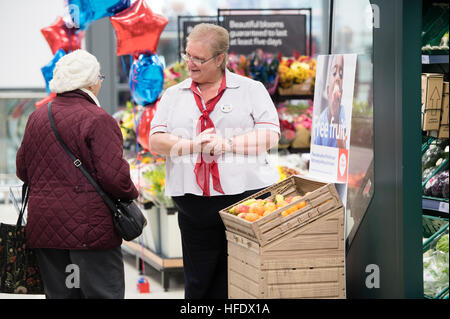 Menschen beim Einkaufen in der Tesco-Supermarkt-Superstore, Aberystwyth Wales UK (am Tag Eröffnung des Ladens 24. November 2016) Stockfoto