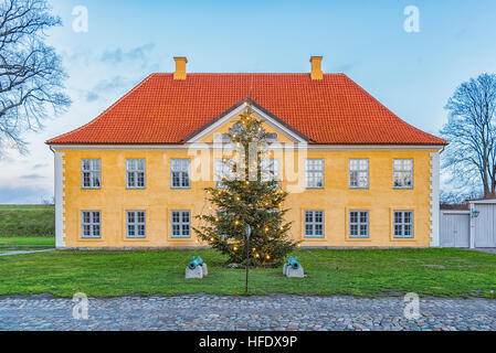 Das Kommandantenhaus mit Weihnachtsbaum im Kastellet, Kopenhagen, Dänemark. Stockfoto