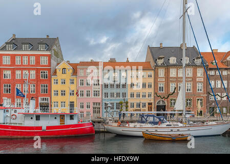Nyhavn Viertel ist eines der berühmtesten Wahrzeichen in Kopenhagen und immer voll mit Touristen. Stockfoto