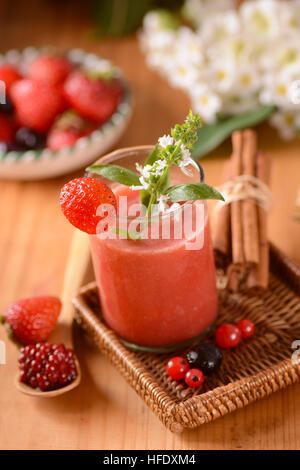 Frucht-Smoothie mit Erdbeeren und Beeren mit Zutaten aller Stockfoto