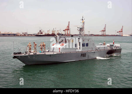 040425-N-7542D-002 Pier, Bahrain Manama (25. April 2004) - bereitet Iraqi Coastal Defense Force (ICDF) Patrol Craft 102, in Manama, Bahrain nach seiner 36-Stunden-Reise von Dubai, Vereinigte Arabische Emirate festmachen.  P102 ist das erste von fünf Patrouillenschiffe für die neue irakische ICDF.  Koalitionstruppen bestehend aus US-Navy und Marines, Royal Australian Navy und Royal Navy werden es bis zum endgültigen Bestimmungsort von Umm Qasr liefern. Foto: U.S. Navy des Fotografen Mate 1. Klasse Dean M. Dunwody. (FREIGEGEBEN) US Navy 040425-N-7542D-002 Iraqi Coastal Defense Force (ICDF) Patrol Craft 102 bereitet, moor in Manama, Bahrain Stockfoto