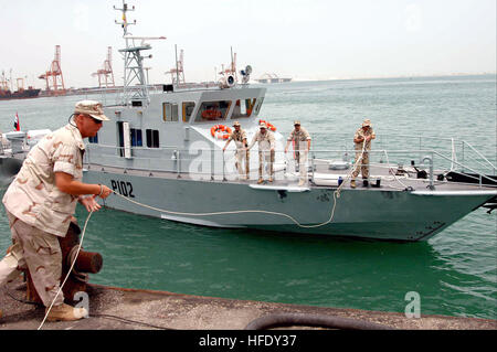 040425-N-7542D-004 Pier Manama, Bahrain (25. April 2004) - Quartiermeister 2. Klasse Ryan Reppe sichert eine Handling-Linie, wie irakische Coastal Defense Force (ICDF) Patrol Craft 102 in den Hafen in Manama, Bahrain zieht nach einer 36-Stunden-Reise von Dubai, Vereinigte Arabische Emirate. P102 ist das erste von fünf Patrouillenschiffe für die neue irakische ICDF.  Koalitionstruppen bestehend aus US-Navy und Marines, Royal Australian Navy und Royal Navy werden es bis zum endgültigen Bestimmungsort von Umm Qasr liefern. US Navy Foto vom Fotografen Mate 1. Klasse Dean M. Dunwody. (FREIGEGEBEN) U.S. Navy 040425-N-7542D-004 Quartiermeister 2. Klasse Ryan Repp Stockfoto