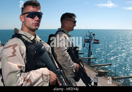 040426-N-9885M-002 nördlichen Persischen Golf (26. April 2004) - Lance Cpl. Christopher Kotulski und CPL. Paul O'Donnell stehen eine Sicherheit auf dem Prüfstand auf dem Flugdeck der Al Basrah Oil Terminal (ABOT).  US-Marines aus dem 1. Bataillon der Flotte Anti-Terrorism Security Team (schnell), von Norfolk, Virginia, bieten zusätzlichen Sicherheit zusammen mit den irakischen Teams nach einem Selbstmordversuch Angriff auf irakische Öl-Terminals am 25. April. Foto: U.S. Navy des Fotografen Mate 1. Klasse Alan D. Monyelle. (FREIGEGEBEN) Marine 040426-N-9885M-002 Lance Cpl. Christopher Kotulski und CPL. Paul O'Donnell eine Se stehen Stockfoto