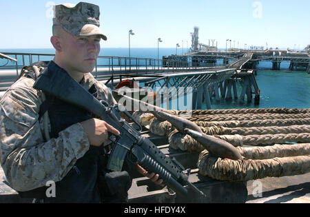 040426-N-9885M-005 nördlichen Persischen Golf (26. April 2004) - steht eine US-Marine Sicherheit auf dem Prüfstand auf dem Deck des Al Basrah Oil Terminal (ABOT).  US-Marines aus dem 1. Bataillon der Flotte Anti-Terrorism Security Team (schnell), von Norfolk, Virginia, bieten zusätzlichen Sicherheit zusammen mit den irakischen Teams nach einem Selbstmordversuch Angriff auf irakische Öl-Terminals am 25. April. Foto: U.S. Navy des Fotografen Mate 1. Klasse Alan D. Monyelle. (FREIGEGEBEN) US Navy 040426-N-9885M-005 A US Marine steht Sicherheit auf dem Prüfstand auf dem Deck des Al Basrah Oil Terminal (ABOT) Stockfoto