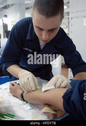 040413-N-9273C-004-Pazifik (13. April 2003) - Hospital Corpsman Craig Richmond, aus New York, N.Y., zieht Blut von Seglern zur Unterstützung eine Knochenmark-Fahrt auf den vorderen Chaos Decks an Bord des Flugzeugträgers USS Carl Vinson (CVN-70) statt. Carl Vinson ist derzeit im Gange vor der Küste von Süd-Kalifornien.  US Navy Foto des Fotografen Mate Airman Nicole Carter. (FREIGEGEBEN) US Navy 040413-N-9273C-004 Hospital Corpsman Craig Richmond, aus New York, N.Y., zieht Blut von Seglern zur Unterstützung einer Knochenmark-Fahrt Stockfoto