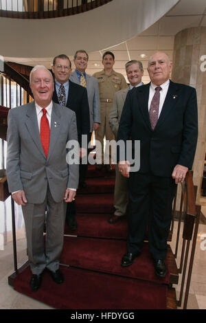 040513-N-2383B-095 Crystal City, Virginia (13. Mai 2004) - umgeben von seinen Vorgängern Master Chief Petty Officer von der Marine (INTERNIERUNGSLAGER) Terry Scott, Top, posiert für ein Foto mit ehemaligen MCPONs. Ausgehend von unten links, Robert J. Walker, Duane R. Bushey, James L. Herdt, INTERNIERUNGSLAGER Terry Scott, John Hagan und Thomas S. Crow.  Alle wurden speziell eingeladen, während der jährlichen Senior eingetragen CNO/INTERNIERUNGSLAGER Leadership Forum im Marriott Hotel in Crystal City, Virginia Geared in Richtung bietet direkten Zugang und die Diskussion zwischen der CNO/INTERNIERUNGSLAGER und senior Enlis Jahre Perspektive und Unternehmenswissen weiterzugeben Stockfoto