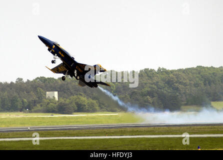 040514-N-0295M-047 Andrews Air Force Base, MD. (14. Mai 2004) - Lt. Craig Olson, Pilotierung #6 Opposing Solo Flugzeug für die US Navy Flight Demonstration team der "blaue Engel", zieht stark nach dem Start zu Beginn der "Blue Angels" Flugvorführung im 2004 gemeinsame Service Open House. Der "blaue Engel" fliegen die F/A-18A Hornet, wie sie etwa 30 Manöver während der Antenne Demonstration durchführen, die etwa eine Stunde und 15 Minuten läuft. Der offenen Tür, am 14-16. Mai auf Andrews Air Force Base in Maryland, präsentiert zivile und militärische Flugzeuge von der Nati Stockfoto