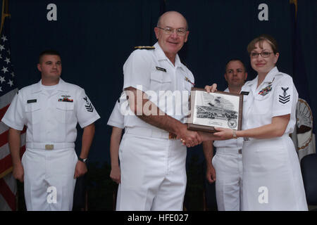 040527-N-2383B-074 Pentagon, Arlington, Virginia (27. Mai 2004) - Admiral Vern Clark, Chief of Naval Operations (CNO) präsentiert Zahntechniker 1. Klasse Michele I. Villagran, Naval Dental Center Northwest, eine Plakette nach als die 2004 CNO Ufer Segler des Jahres angekündigt wird zugewiesen. Sie wird zum Chief Petty Officer zusammen mit den Atlantischen, Pazifischen und Reserve Force Segler des Jahres im Juli verdienstvolles gefördert werden. Foto: U.S. Navy Chief Photographer's Mate Johnny Bivera (RELEASED) US Navy 040527-N-2383B-074 Adm. Vern Clark, Chief of Naval Operations (CNO) präsentiert Zahntechniker 1 s Stockfoto