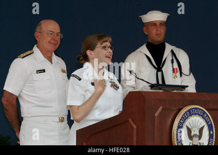 040527-N-2383B-081 Pentagon, Arlington, Virginia (27. Mai 2004) - Admiral Vern Clark, Chief of Naval Operations (CNO) Uhren Zahntechniker 1. Klasse Michele I. Villagran, Naval Dental Center Nordwest, wie sie mit Freude überwinden ist, nachdem er als das diesjährige CNO Ufer Segler des Jahres angekündigt. Petty Officer Villagran wird zum Chief Petty Officer zusammen mit den Atlantischen, Pazifischen und Reserve Force Segler des Jahres im Juli verdienstvolles gefördert werden. Foto: U.S. Navy Chief Photographer's Mate Johnny Bivera (RELEASED) US Navy 040527-N-2383B-081 Adm. Vern Clark, Chief of Naval Operations (CN Stockfoto