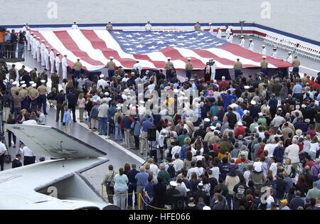 040531-N-6371Q-134 New York City, N.Y (31. Mai 2004) - Matrosen und Marinesoldaten präsentieren die amerikanische Flagge während des Abspielens der Hähne auf dem Deck des Museums und Anzeige Schiff USS Intrepid, während ein Volkstrauertag Gedenkfeier am 17. jährliche Fleet Week. Veranstaltung in diesem Jahr vom 26. Mai bis Juni 2 sind über 4.000 Matrosen Marines und Küste Gardisten auf 12 Schiffe beteiligt. Foto: U.S. Navy Mate Airman Orlando Quintero (freigegeben) US Navy 040531-N-6371Q-134 Matrosen und Marinesoldaten des Fotografen präsentieren die amerikanische Flagge während des Abspielens der Hähne auf dem Deck des Museums und Anzeige Schiff USS Intr Stockfoto