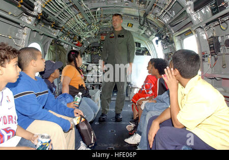 040527-N-4936C-112 New York City, N.Y (27. Mai 2004) - US-Marine-Corps-SGT George Watson zugewiesen Marine Medium Hubschrauber Geschwader sieben sieben vier (HMM-774), spricht mit Kindern in einem CH-46E Sea Knight Helikopter während einer taktischen Demonstration am Flussufer Park in Manhattan. Veranstaltung in diesem Jahr vom 26. Mai bis Juni 2 sind über 4.000 Matrosen Marines und Küste Gardisten auf 12 Schiffe beteiligt. Foto: U.S. Navy Journalist 3. Klasse David s. Coleman (freigegeben) US Navy 040527-N-4936C-112 US Marine Corps Sgt. George Watson, Marine Medium Helicopter Squadron Seven Seven zugewiesen Stockfoto