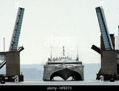 040330-N-2147L-001 Alexandria, Virginia (30. März 2004) - The Woodrow Wilson Bridge Aufzüge öffnet um die hohe Geschwindigkeit Schiff 2 (HSV-2) Swift-Pass zu lassen, wie die experimentelle Schiff über den Potomac River gleitet. Swift wird in Old Town Alexandria, VA. Hafen, wo die Crew genießen Sie Freiheit und zeigen Sie das Schiff für die Öffentlichkeit und die Medien. U.S. Navy Photo von PhotographerÕs Mate 2. Klasse Corey T. Lewis. (FREIGEGEBEN) US Navy 040330-N-2147L-001 The Woodrow Wilson Bridge Lifte geöffnet um die hohe Geschwindigkeit Schiff 2 (HSV-2) Swift-Pass zu lassen, wie die experimentelle Schiff gleitet über den Potomac River Stockfoto