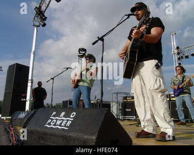 040601-N-8861F-002 Marine unterstützen Aktivität Neapel (1. Juni 2004) - die "Motor City Madman" Ted Nugent, links, und Country-Sänger Toby Keith, Recht, spielen für eine Menschenmenge versammelte sich am Naval unterstützen Aktivitäten, Neapel, support-Website in Gricignano während einer Tour United Service Organisation (USO) gesponsert. Beide Sänger werden auch nach Deutschland, Kosovo und den Persischen Golf während der Tour unterwegs sein. Foto: U.S. Navy des Fotografen Mate 2. Klasse Lenny Francioni (freigegeben) US Navy 040601-N-8861F-002 Ted Nugent, links und Country-Sänger Toby Keith, Recht, zu spielen, denn eine Menschenmenge versammelte sich am Naval Support-Act Stockfoto