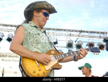 040601-N-1375K-009-Neapel, Italien (Jun. 1,2004)-legendärer Rock star Ted Nugent dem Rauschen einer erregten Menge während ein kostenloses Konzert führt im Naval Support Activity (NSA), Neapel, Support-Website in Gricignano statt. Die Tour, gesponsert von der Navy moralische Wohlbefinden und Erholung (MWR) und die United Service Organisationen (USO) brachte Nugent und Countrymusik Stern, Toby Keith, US-Basen in ganz Europa. Foto: U.S. Navy des Fotografen Mate 1. Klasse Richard Kiroy (freigegeben) uns Marine 040601-N-1375K-009 legendären Rockstar Ted Nugent dem Rauschen einer erregten Menge während einer kostenlosen Con führt Stockfoto