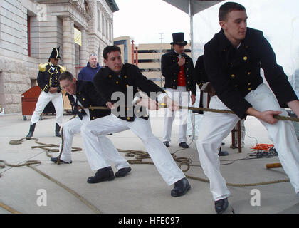 040303-N-0335C-004 Colorado Springs, Colorado (3. März 2004) - Seemann William Crandell, Seaman Christopher Cobb und Seemann Anthony Kizer hieven hart auf eine 5.600 Pfund, 1812-Ära lange Marinegeschütz als CMdR Lewin C. Wright, befehlshabender Offizier, USS Constitution, während einer öffentlichen Kanone abfeuern Simulation zusieht. Verfassung der Crew war in Colorado Spring als Teil des "Old Ironsides über Nation," ein educational Outreach-Programm, die das Erbe des berühmten Schiffes Gemeinden im Land bringt. Foto: U.S. Navy Journalist 2. Klasse Matt S. Chabe. (FREIGEGEBEN) U.S. Navy 040303-N-0335C-004 Seemann W Stockfoto