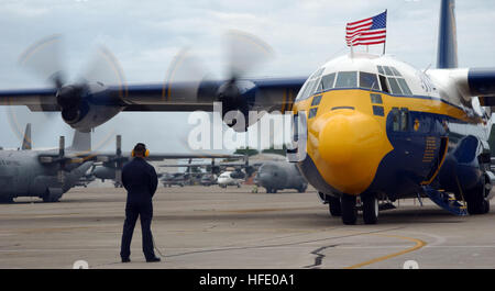 040604-N-7559C-001 Myrtle Beach International Airport, S.C (4. Juni 2004) - mit National Flagge fliegen, US Marine Corps Sgt Baron Morales aus Miami, Florida, überwacht der Motor startet der Blue Angels c-130 Herkules Transportflugzeug "Fat Albert". Die Blue Angels verwenden "Fat Albert" fliegen 45 Wartung und persönlich mit ihrer Ausrüstung zu jedem der 34 zeigen Websites zu unterstützen. "Fat Albert" öffnet die meisten Shows demonstriert seine Fähigkeit Jet-Assisted Start (JATO). Der "blaue Engel" fliegen die F/A-18A Hornet, wie sie etwa 30 Manöver während der Antenne Demonstration durchführen, die darauffolgende läuft Stockfoto