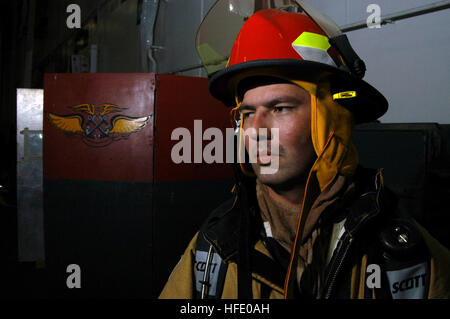 040604-N-6817C-056 Pazifik (4. Juni 2004) Ð USS Abraham Lincoln (CVN-72) Schaden Controlman 2. Klasse Victor Smith, von Los Angeles, Kalifornien, steht für weitere Anweisungen nach der Brandbekämpfung Simulationen während einer allgemeinen Viertel Drill. Lincoln verbrachte zehneinhalb Monaten im Trockendock für die ShipÕs geplante inkrementelle Verfügbarkeit (PIA) und führt derzeit lokale Operationen in Vorbereitung der Bereitstellung nächstes Jahr. Foto: U.S. Navy PhotographerÕs Mate 3. Klasse Tyler J. Clements (freigegeben) US Navy 040604-N-6817C-056 USS Abraham Lincoln (CVN-72) Schaden Controlman 2. Klasse Victor Stockfoto