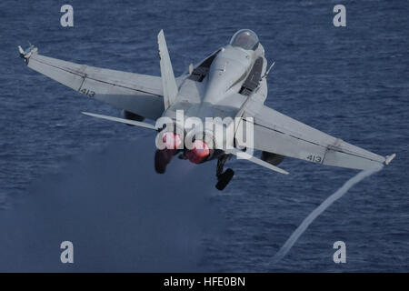 040606-N-4308O-027-Atlantik (6. Juni 2004) - ein F / A-18 Hornet zugeordnet "Revolverhelden" der Fighter Attack Squadron One Zero Five (VFA-105) startet vom Bug der USS Harry S. Truman (CVN-75). Truman ist einer der sieben Flugzeugträger in der Sommer-Puls-2004-Übung beteiligt. Sommer Pulse 2004 ist die gleichzeitige Bereitstellung von sieben Flugzeugträger Streik Gruppen (strategischen), Nachweis der Fähigkeit der Marine zu glaubwürdigen Kampfkraft rund um den Globus in fünf Theatern mit anderen USA verbündet, und Koalitionsstreitkräfte zur Verfügung zu stellen. Sommer-Puls ist die Marine erste Bereitstellung unter seiner Stockfoto