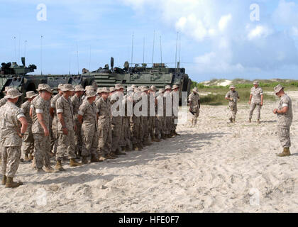 040609-N-2382W-027 Onslow Beach, North Carolina (9. Juni 2004) Ð US-Marines zugewiesen, die 24. Marine Expeditionary Unit (MEU 24.) werden instruiert, vor zu den amphibischen Angriff Schiff USS Kearsarge (LHD-3) transportiert. Kearsarge ist stieg um Transportelemente des 24. MEU Air Combat Elements, das zentrale Befehl Zuständigkeitsbereich zur Unterstützung der Operation Iraqi Freedom (OIF) und der globale Krieg gegen den Terrorismus eingesetzt. US Navy Foto von PhotographerÕs Mate Airman Finley Williams (freigegeben) US Navy 040609-N-2382W-027 US Marines zugewiesen, die 24. Marine Expeditionary Unit (MEU 24.) eine Stockfoto