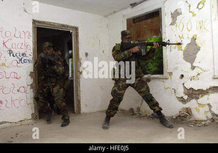 040610-N-1823S-346 Ustka, Polen (10. Juni 2004) - Infanteristen aus Charlie Kompanie, 178th Infanterie Air Assault, 66. Brigade, 35. Infanterie-Division, Sturm einen Gebäude Flur beim urban Assault Training. Baltic Operations (BALTOPS) 2004 ist eine individuelle kombiniert maritimen und Übung in der Ostsee, in den Geist des ÒPartnership für PeaceÓ (PFP) durchgeführt.  Der Betrieb umfasst North Atlantic Treaty Organization (NATO) und nicht-NATO-Teilnehmer.  Die Mission von BALTOPS 2004 ist gegenseitiges Verständnis, Vertrauen, Zusammenarbeit und Interoperabilität zwischen Kräfte und Mitarbeiter zu fördern Stockfoto