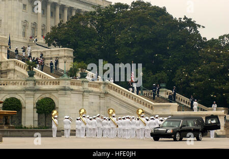 040611-N-1810F-004 Washington, D.C. (11. Juni 2004) Ð zeremoniellen Ehren Gardisten marschieren die Stufen des Kapitols in Washington, D.C., nach dem Rotunde Gottesdienst zu Ehren der ehemaligen Präsidenten Ronald Reagan. Sechs Tage der Trauer und des Gedenkens für Reagan kam zu einem Höhepunkt als Weltmarktführer und Veteranen des Kalten Krieges versammelten sich in Washingtons National Cathedral, an den ehemaligen Präsidenten Staatsbegräbnis teilzunehmen. Reagan starb am 5. Juni im Alter von 93 Jahren. Foto: U.S. Navy PhotographerÕs Mate 3. Klasse Todd Frantom (freigegeben) US Navy 040611-N-1810F-004 zeremoniellen Ehren Gardisten marschieren unten im Schritt Stockfoto