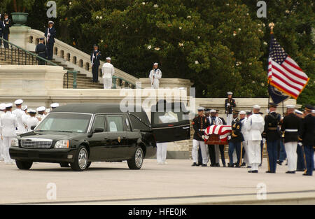 040611-N-1810F-005-Washington, D.C. (11. Juni 2004) - Mitglieder der Streitkräfte zeremonielle Ehrengarde Präsident Ronald ReaganÕs Sarg setzen einen Leichenwagen, der welche seine sterblichen Überreste auf dem Gelände der Washington National Cathedral für die Trauerfeier Zustand vornimmt. Sechs Tage der Trauer und des Gedenkens für Reagan kam zu einem Höhepunkt als Weltmarktführer und Veteranen des Kalten Krieges versammelten sich in Washingtons National Cathedral, an den ehemaligen Präsidenten Staatsbegräbnis teilzunehmen. Reagan starb am 5. Juni im Alter von 93 Jahren. U.S. Navy Photo von PhotographerÕs Mate 3. Klasse Todd Frantom. (FREIGEGEBEN) US-Nav Stockfoto