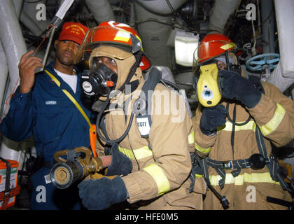 040612-N-2591H-002-Atlantik (12. Juni 2004) - Damage Control Training Team (DCTT) Mitglied Hospital Corpsman 2. Klasse Renville Marsh den Düse Mann beobachtet, wie der On-Scene-Führer der Naval Feuerwehrmann Thermal Imager (NFTI) verwendet, um scan-Bereich bei einem simulierten Brand in den wichtigsten Maschinenraum Nummer zwei. Kennedy ist einer der sieben Flugzeugträger in der Sommer-Puls-2004-Übung beteiligt. Sommer Pulse 2004 ist die gleichzeitige Bereitstellung von sieben Flugzeuge Streik Gruppen (strategischen), Nachweis der Fähigkeit der Marine zu glaubwürdigen Kampf rund um den Globus in den fünf Kinos mit anderen Stockfoto