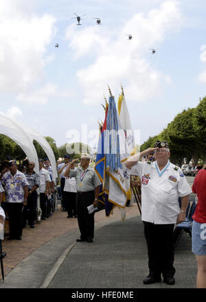 030728-N-7683J-001-Honolulu, Hawaii (27. Juli 2003)--Korea-Krieg Veteranen Gruß als der 25. Infanterie-Division (Light) Aviation Brigade führt eine Fliege über die fehlenden Mann Bildung anlässlich des 50. Jahrestages des Koreakrieges Waffenstillstandes an das National Memorial Cemetery of the Pacific (Punchbowl) statt.  US Navy Foto vom Fotografen Mate zweiter Klasse Jason Lee Jacobowitz.  (FREIGEGEBEN) U.S. Navy 030728-N-7683J-001 Koreakrieg Veteranen Gruß als der 25. Infanterie-Division (Light) Aviation Brigade tritt in eine Fliege in der fehlenden Mann-formation Stockfoto