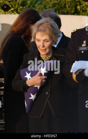 040611-N-1450G-059 Simi Valley, Kalifornien (11. Juni 2004) - ehemalige First Lady Nancy Reagan hält sich an die Flagge, die ehemaligen Präsidenten Ronald Reagan Sarg bedeckt, wie sie fährt die Internierung Bereich folgende Leistungen bei der Ronald Reagan Presidential Library in Simi Valley, Kalifornien. Die Flagge der ehemaligen First Lady befehlshabender Offizier, USS Ronald Reagan (CVN-76), Captain James A. Symonds, legten hatte die Flagge an Bord des Flugzeugträgers Namensvetter auf hoher See. Die Einhaltung der einwöchigen staatlichen Trauerfeiern für Ronald Reagan, 40. Präsident der Vereinigten Staaten, die AWW bestanden abgeschlossen Stockfoto