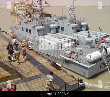 040612-N-4809F-003 Umm Qasr, Irak (12. Juni 2004)-CNN-Nachrichten Anker/Reporter Brent Sadler geht an Bord eines der ersten Patrouillenboote der irakischen Coastal Defense Force (ICDF) zugewiesen. 28 internationale Journalisten besuchten die ICDF Eröffnungsfeier. Die Zeremonien markiert den Eintrag von fünf ICDF Patrouillenboote in Betrieb. Der 27 Meter lange Chinesisch-gebildete Handwerk waren ursprünglich durch das Regime Saddam Husseins im Jahr 2002 im Rahmen des Oil for Food-Programms erworben werden, aber durften nicht einreisen aufgrund ihrer militärischen Fähigkeiten. Foto: U.S. Navy Lt. Joshua Frey (frei) uns N Stockfoto