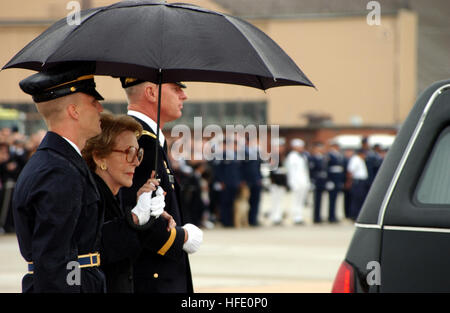 Abschiedszeremonie auf Andrews Air Force Base für die ehemaligen Präsidenten Ronald Reagan Staatsbegräbnis am 11. Juni 2004.  Nach Auszeichnung verdient gemacht haben, sein ehemaliger Präsident Ronald Reagans bleibt an Bord der Air Force Jet SAM 28000 platziert und für ein Sonnenuntergang Begräbnis nach Kalifornien geflogen. (Foto: offizielle US-Armee SGT Ryan Clayton Creel) (Freigegeben) US Navy 040611-A-2442C-066 ehemalige First Lady Nancy Reagan ist während der Abschiedszeremonie auf der Andrews Air Force Base für die ehemaligen Präsidenten Ronald Reagan begleitet Stockfoto