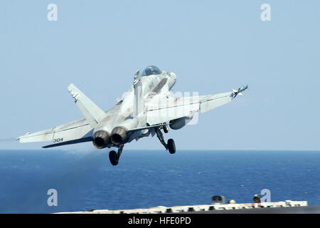 040613-N-4757S-310-Atlantik (13. Juni 2004) - eine F/A - 18 C Hornet zugeordnet zu den "Raging Bulls" Fighter Attack Squadron drei Seven (VFA-37) startet aus dem Flugdeck der USS Harry S. Truman (CVN-75). Truman ist einer der sieben Flugzeugträger im Sommer Pulse 2004 beteiligt. Sommer Pulse 2004 ist die gleichzeitige Bereitstellung von sieben Flugzeugträger Streik Gruppen (strategischen), Nachweis der Fähigkeit der Marine zu glaubwürdigen Kampfkraft rund um den Globus in fünf Theatern mit anderen USA verbündet, und Koalitionsstreitkräfte zur Verfügung zu stellen. Sommer-Puls ist die NavyÕs ersten Einsatz unter seiner neuen Stockfoto