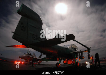 040828-N-5232L-069-Pazifik (28. August 2004) - eine EA-6 b Prowler, die "Handschuhe" von Electronic Attack Squadron One drei Six (VAQ-136), zugewiesen wird geparkt auf dem Bogen der konventionell angetriebenen Flugzeugträger USS Kitty Hawk (CV-63) während einer routinemäßigen Wartungsinspektion. Flugzeuge werden regelmäßige Inspektionen und Wartung, um die Sicherheit der Besatzungen und Material Topzustand des Flugzeugs.  Derzeit im Gange, im Zuständigkeitsbereich 7. Flotte, zeigt Kitty Hawk Machtprojektion und Meer Kontrolle als die US Navy nur dauerhaft nach vorne bereitgestellt Flugzeuge Stockfoto