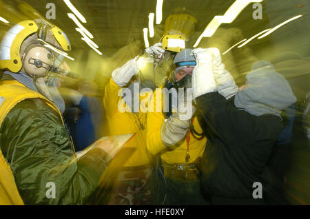 040616-N-6713R-019 Northern Pacific (16. Juni 2004) - ein Angriff Teamleiter, Onscene Führer und ein Ermittler besprechen Taktiken beim Ankleiden Feuerwehrmann Gang während einer allgemeinen Quartalen Drill im Hangar Bucht an Bord der USS John C. Stennis (CVN-74).  Bohrer werden nach dem Zufallsprinzip gehalten, um die Reaktionen der Segler zu testen und trainieren sie in Notsituationen.  Stennis und eingeschifften Carrier Air Wing 14 (CVW-14) sind derzeit auf dem Meer, die Teilnahme an einer geplanten Bereitstellung.  Foto: U.S. Navy des Fotografen Mate 3. Klasse Andre Rhoden.  (FREIGEGEBEN) US Navy 040616-N-6713R-019 Reparatur Partei memb Stockfoto