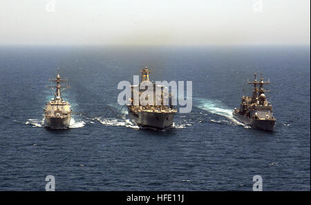 040618-N-5319A-006-Arabian Gulf (18. Juni 2004) Ð Lenkwaffenzerstörer USS Bulkeley (DDG-84) und der Zerstörer der Spruance-Klasse USS Cushing (DD-985) Verhalten einer im Gange Nachschub mit den Military Sealift Command (MSC) Öler USNS Tippecanoe (T-AO-199). Die drei Schiffe sind auf eine regelmäßige Bereitstellung zur Unterstützung der Operation Iraqi Freedom (OIF). US Navy Foto von PhotographerÕs Mate 1. Klasse Brien Aho (freigegeben) US Navy 040618-N-5319A-006-der Lenkwaffenzerstörer USS Bulkeley (DDG-84) und der Zerstörer der Spruance-Klasse USS Cushing (DD-985) Verhalten eines laufenden Nachschub Stockfoto