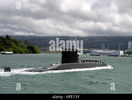 Auszeichnung zum USS Arizona Memorial zu machen, wie das u-Boot in den Hafen in Pearl Harbor, Hawaii zieht bereitet 040621-N-5539C-001 Pearl Harbor, Hawaii (21. Juni 2004) - chilenischen u-Boot CS Simpson (SS-21). CS-Simpson wird voraussichtlich 2004 Rand des Pazifik (RIMPAC) Übung teilnehmen. Foto: U.S. Navy Journalist 3. Klasse Corwin Colbert (freigegeben) US Navy 040621-N-5539C-001 chilenischen u-Boot CS Simpson (SS-21) bereitet sich auf die Auszeichnung zum USS Arizona Memorial zu machen, wie das u-Boot in den Hafen in Pearl Harbor, Hawaii zieht Stockfoto