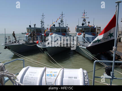 040612-N-0401E-005 Umm Qasr, Irak (12. Juni 2004) - Iraqi Coastal Defense Force (ICDF) Patrol Handwerk sind bereit für die offizielle Eröffnung der ICDF Basis in Umm Qasr, Irak. Die ICDF wurde im Januar 2004 gegründet und hat unter britischer Führung Koalitionstruppen trainiert. Die ICDF bieten Anti-Schmuggel, Polizeiarbeit, Such- und Rettungsmaßnahmen und verschiedene andere Funktionen entlang der irakischen Küste. Foto: U.S. Navy Journalist 2. Klasse Wes Eplen. (FREIGEGEBEN) US Navy 040612-N-0401E-005 Iraqi Coastal Defense Force (ICDF) Patrol Handwerk sind vorbereitet für die offizielle Eröffnung der ICDF Basis in Umm Qasr, Stockfoto