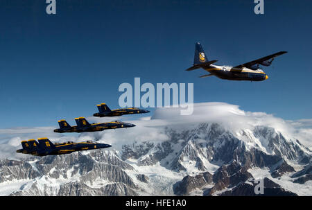 040625-N-7559C-001 Elmendorf Air Force Base in Alaska (25. Juni 2004) - der US-Marine Corps c-130 Hercules, "Fat Albert" zugewiesen, die US Navy ÒBlue AngelsÓ Demo Flugteam, fliegen in Formation mit den TeamÕs Hornissen F/A-18A über Alaska Mountain Range in der Nähe von Mt. McKinley. Der blaue Engel fliegen die F/A-18A Hornet, Durchführung ca. 30 Manöver während der Antenne Demonstration über einer Stunde. Foto: U.S. Navy PhotographerÕs Mate 2. Klasse Ryan J. Courtade (freigegeben) US Navy 040625-N-7559C-001 der US-Marine Corps c-130 Hercules, Fat Albert, der US-Na zugewiesen Stockfoto