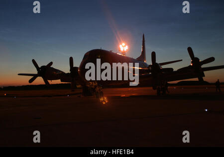 040626-N-0000C-001 U.S. Navy 040626-N-0000C-001 A P - 3 C Orion vom Profi %% 5Ersquo, s Nest of Patrol Squadron Thirty (VP-30) mit Sitz in Jacksonville, Florida, ruht auf dem Parkplatz Vorfeld des RAF Kinloss Silhouette Stockfoto