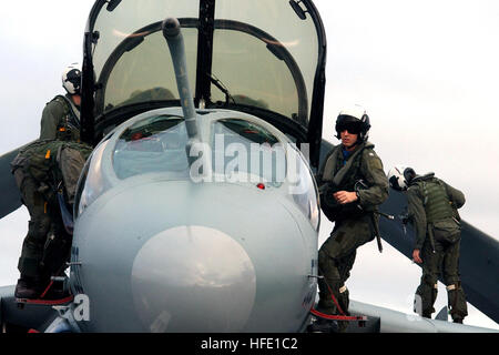 040626-N-4757S-069 Atlantik (26. Juni 2004) Ð Aircrew für eine EA-6 b Prowler zugewiesen, um das ÒZappersÓ von Electronic Attack Squadron One drei Zero (VAQ-130) Verhalten einen Preflight-Check vor dem Klettern an Bord des Flugzeugs an Bord der Nimitz-Klasse USS Harry S. Truman (CVN-75). Truman ist einer der sieben Flugzeugträger im Sommer Pulse 2004 teilnehmen. Sommer-Puls-2004 ist die gleichzeitige Bereitstellung von sieben Flugzeuge Streik Gruppen (strategischen), Nachweis der Fähigkeit der Marine zu glaubwürdigen Kampf rund um den Globus in den fünf Kinos mit anderen USA verbündet, und militärische Koalitionstruppen. Stockfoto