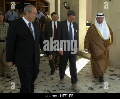 040628-F-1351B-004 Bagdad, Irak (28. Juni 2004) - von links, Premierminister Ayad Allawi, Botschafter L. Paul Bremer und Ajil Präsident Sheikh Ghazi al-Yawar machen ihren Abschied nach einer Zeremonie anlässlich der Übertragung der vollen Regierungsgewalt an die irakische Übergangsregierung in Bagdad, Irak. Foto: U.S. Air Force Staff Sgt. D. Myles Cullen (freigegeben) US Navy 040628-F-1351B-004 Premierminister Ayad Allawi, Botschafter L. Paul Bremer und Ajil Präsident Sheikh Ghazi al-Yawar machen ihren Abschied Stockfoto