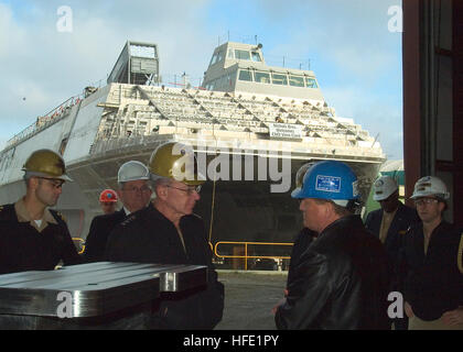 041110-N-3770P-002 Freeland, Washington (10. November 2004) - Eigentümer der Nichol Brüder Bootsbauer, Matt Nichols, Recht, erläutert Pläne für die Marine neueste Wasserfahrzeuge Littoral Oberfläche Handwerk-experimentelle (LSC-X), auch bekannt als die ÒX-Craft, Ó mit Chef des Naval Operations (CNO), Admiral Vern Clark genannt. Die X-Craft ist ein High-Speed, Aluminium Katamaran Handwerk bestehend aus erweiterten Rumpf Geometrie. US Navy Foto vom Fotografen Mate 3. Klasse Jesse Praino (freigegeben) uns Marine 041110-N-3770P-002 Besitzer der Nichol Brüder Bootsbauer, Matt Nichols, diskutiert, Pläne für die Marine neueste Waterc Stockfoto