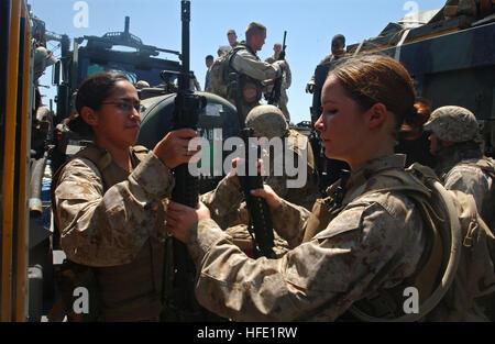 040706-N-7586B-079 North arabischen Golf (6. Juli 2004) Ð Cpl. Patricia Ruiz und Lance Cpl. Brandy Guerreo helfen Waffen laden und Fahrwerk ausgefahren die Kette nach hinten von der Landing Craft Utility (LCU) als Teil der Marine Expeditionary Unit (MEU) lagert in Kuwait. Expeditionary Strike Group drei (ESG-3) bietet Flotte und gemeinsame Kraft Kommandanten mit einer leicht zugänglich, konfigurierbare Kraft, in der Lage, überstehende Kraft aus dem Meer. Foto: U.S. Navy PhotographerÕs Mate 1. Klasse Bart A. Bauer (freigegeben) US Navy 040706-N-7586B-079 CPL. Patricia Ruiz und Lance Cpl. Brandy Guerreo Hilfe Last Waffen Stockfoto