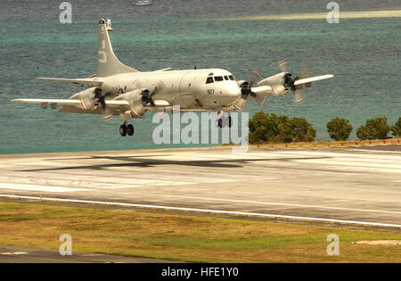 Eine P-3C Orion der US Navy nähert sich dem Landegebiet der Marine Corps Air Station Kaneohe, Hawaii, während der Rim of the Pacific 2004, der größten internationalen Seefahrtsübung, an der sieben Nationen beteiligt sind, um den kombinierten Einsatz auf See zu verbessern. Stockfoto