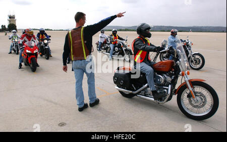 040708-N-8970J-004 San Diego, Kalifornien (8. Juli 2004) - Motorrad Sicherheit Klassenlehrer Chief Aviation Electronics Technician Dan Ganet leitet mehrere militärische Studenten gegen die Fahrkurse während einer Department of Defense (DOD) Motorrad Sicherheitsklasse, am Naval Auxiliary Landeplatz (NALF), Imperial Beach. -Treiber verwenden ihre eigenen Motorräder für die Halbtages-Klasse, die derzeit für aktiven Dienst Personal zwingend erforderlich ist, die Fahrt Motorräder auf militärische Einrichtungen wählen. Foto: U.S. Navy Deris Jeannette (freigegeben) US Navy 040708-N-8970J-004 Motorrad Sicherheit Klassenlehrer Chi Stockfoto