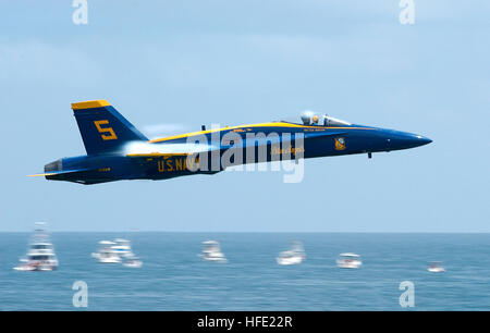 040710-N-1539M-001 Pensacola Beach, Florida (10. Juli 2004) - The führen Solo Pilot zugewiesen, die US Navy Flight Demonstration Team, die "Blue Angels", führt Sneak Pass, ein Manöver, das zeigt die F/A-18A HornetÕs Fähigkeit, in einen Zielbereich unerkannt bei Geschwindigkeiten nahe 700 mph schleichen. Der blaue Engel fliegen die F/A-18A Hornet, Durchführung ca. 30 Manöver während der Antenne Demonstration über einer Stunde. U.S. Navy Photo von PhotographerÕs Mate 2. Klasse Saul McSween (freigegeben) uns Marine 040710-N-1539M-001 The Lead Solo Pilot, der US-Marine-Flug-Demonstrat zugewiesen Stockfoto