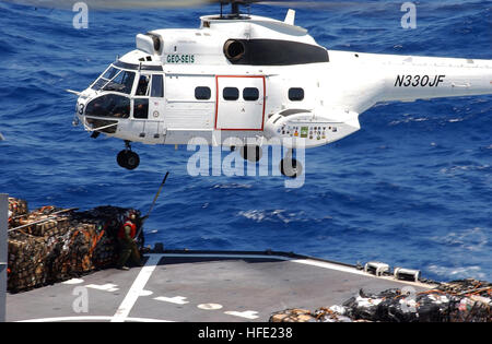 040710-N-2805L-041-Nord-Atlantik (10. Juli 2004) - ein SA 330J Puma Helikopter schwebt über die Bekämpfung Stores Schiff USNS SPICA (T-AFS 9) warten auf Ladung abholen, während eine vertikale Nachschub an der USS Harry S. Truman (CVN-75) geliefert werden. Truman beteiligt sich majestätische Adler, einer multinationalen Übung vor der Küste von Marokko. Die Übung zeigt die kombinierte Kraft-Funktionen und schnelle Reaktionszeiten der teilnehmenden Marine, Luft, undersea und Oberfläche Kriegsführung Gruppen. Länder, die unter der Leitung der NATO-Übung beteiligt sind Großbritannien, Marokko, Fran Stockfoto